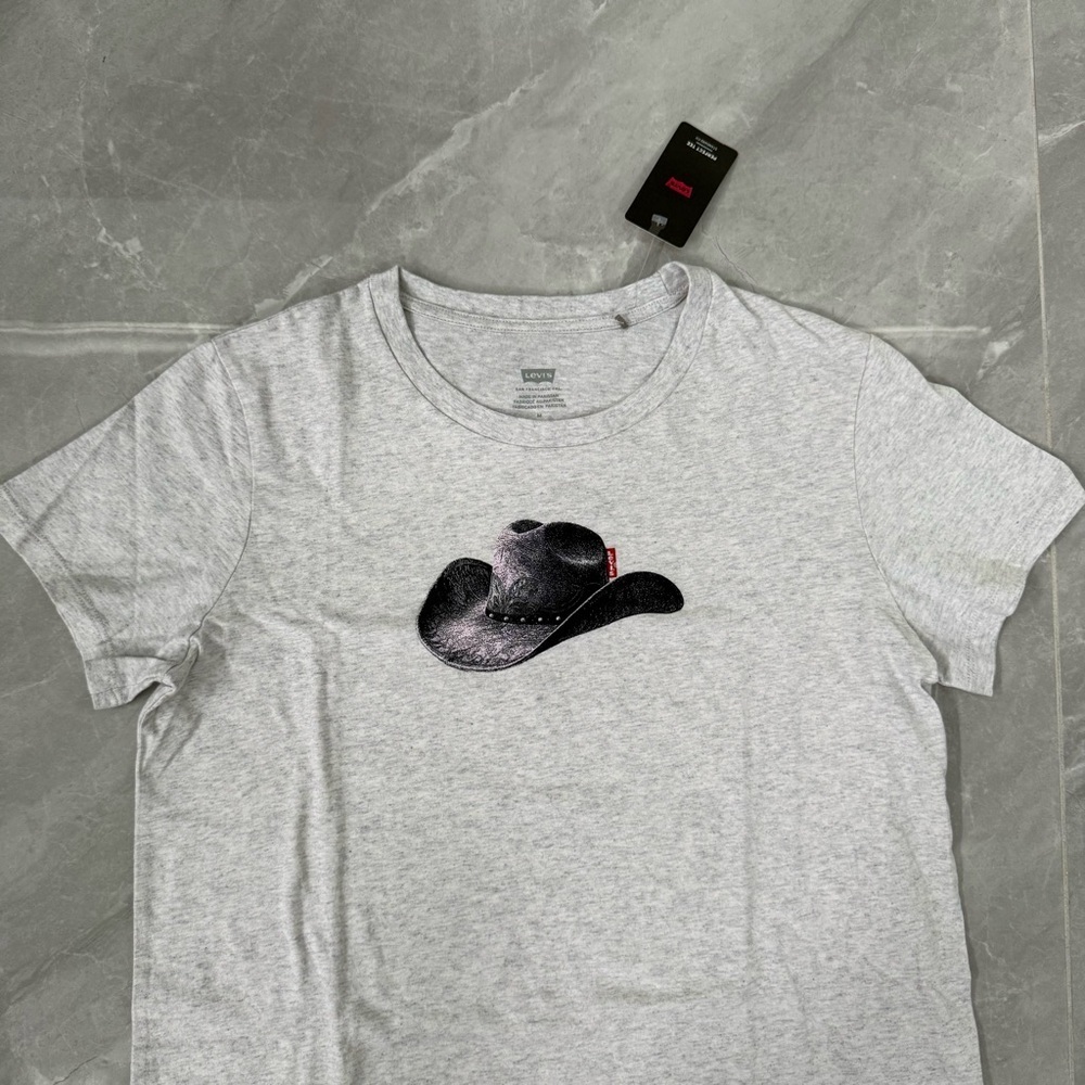 Women’s Levi’s Perfect Tee Moody Cowboy Hat Graphic Shirt Girly Size Medium - Picture 4 of 16